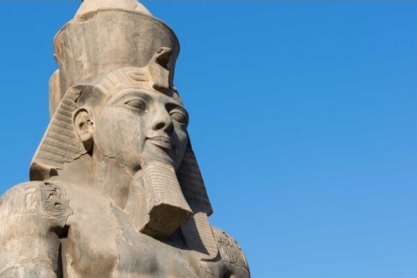 Un aldeano halla restos de una colosal estatua de Ramsés II mientras cultivaba pepinos