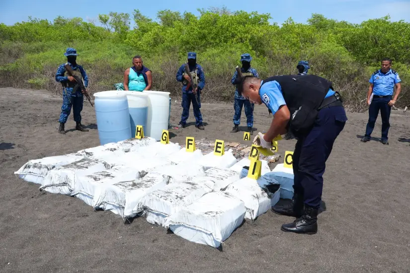 Naval y Policía incautan 499 paquetes de cocaína tras persecución a embarcación en costa del Pacífico