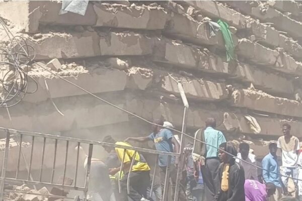 Edificio de varios pisos colapsa en Kenia: caos, robos y ambulancias apedreadas