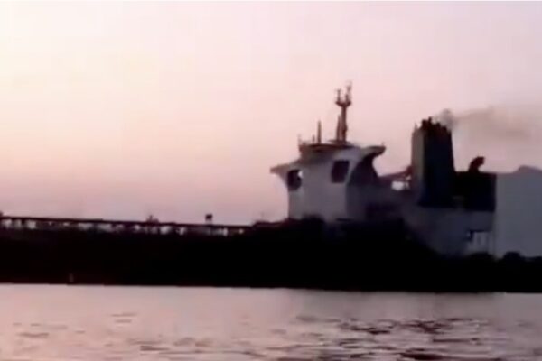 Millones de barriles de petróleo varados en Ormuz tras explosiones en dos supertanqueros