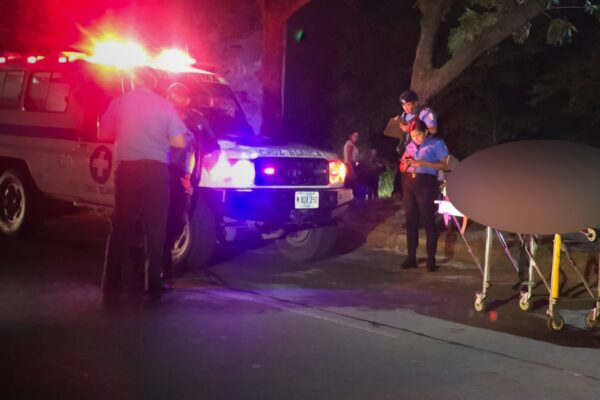 Exceso de velocidad cobra la vida de dos jóvenes motorizados en Managua