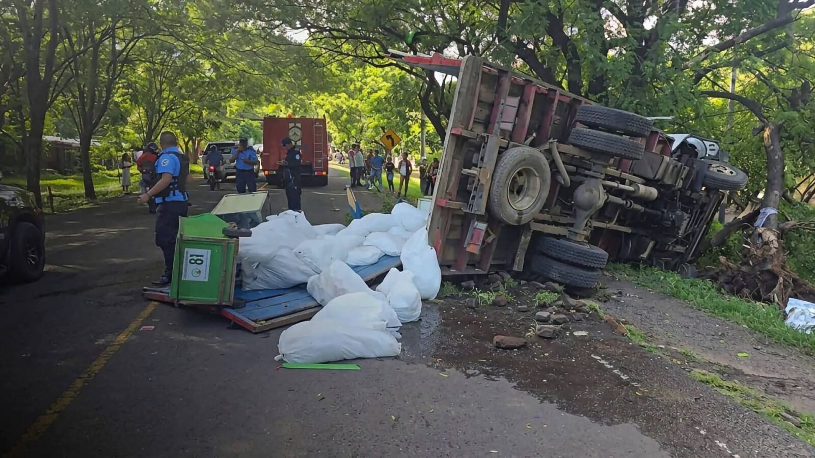 Tres comerciantes fallecidos y siete heridos al chocar camión en La Trinidad