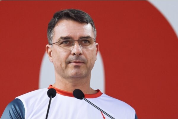 “Cobarde”: Fuga de Flávio Bolsonaro a EE.UU “irrita” a sus aliados en Brasil