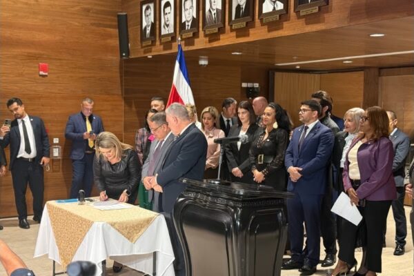 Partido oficialista de Costa Rica propone permitir la reelección presidencial inmediata