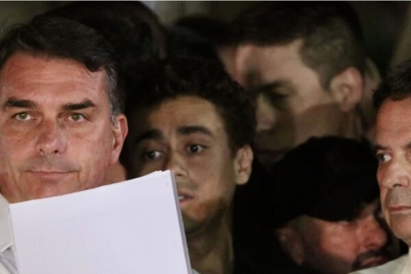 Flávio da marcha atrás y borra su autoproclamación como “presidente electo” en su carta desde EE.UU