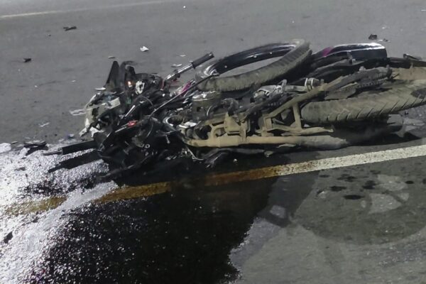Motociclista fallece tras ser impactado por una rastra en la Carretera Nueva a León