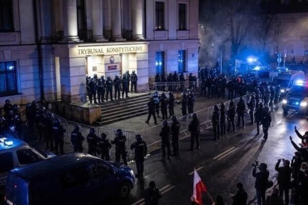 Caos y denuncias de “golpe de Estado” en Polonia